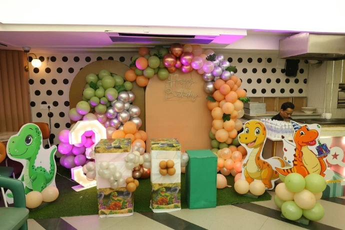 Dinosaur themed birthday party decorations with balloons